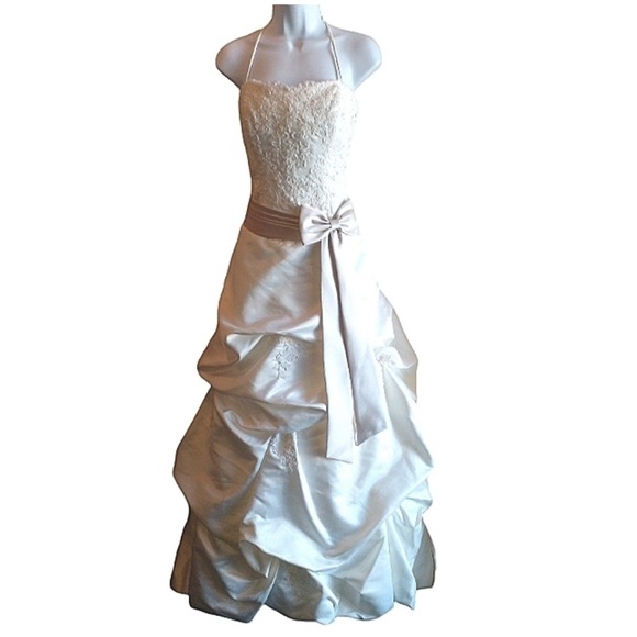 size 12. Stunning and elegant. A fit that perfects that hourglass shape! - Picture 2 of 11